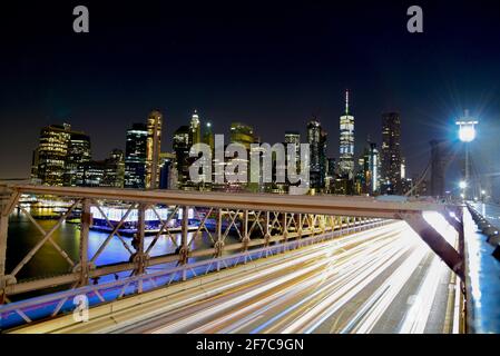 Manhattan von der Brooklyn Bridge, New York, Langzeitbelichtung Stockfoto