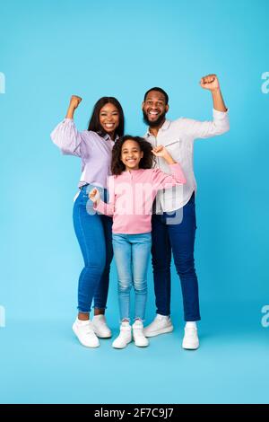 Porträt einer emotionalen schwarzen Familie, die im Studio die Fäuste schüttelt Stockfoto