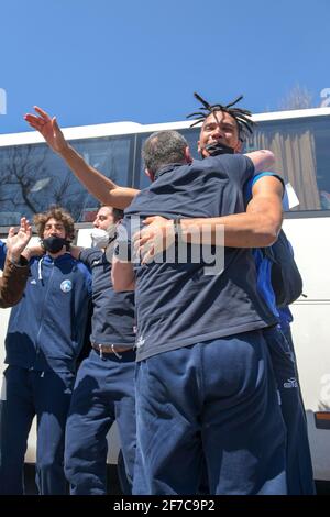 Neapel, Italien. April 2021. Die Napoli Basket GEVI Mannschaft, die von Cervia zurückkehrt, wo sie den italienischen Cup der Serie A2 gewonnen haben. An der bärtigen Schaufel der neapolitanischen Journalisten und Fans, die ihre Favoriten begrüßen möchten. (Foto von Massimo Solimene/Pacific Press/Sipa USA) Quelle: SIPA USA/Alamy Live News Stockfoto