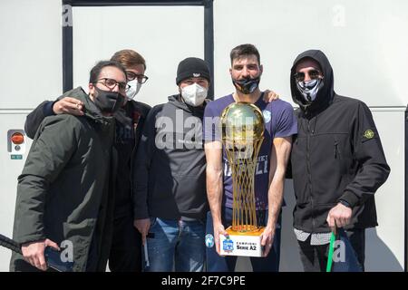 Neapel, Italien. April 2021. Die Napoli Basket GEVI Mannschaft, die von Cervia zurückkehrt, wo sie den italienischen Cup der Serie A2 gewonnen haben. An der bärtigen Schaufel der neapolitanischen Journalisten und Fans, die ihre Favoriten begrüßen möchten. (Foto von Massimo Solimene/Pacific Press/Sipa USA) Quelle: SIPA USA/Alamy Live News Stockfoto