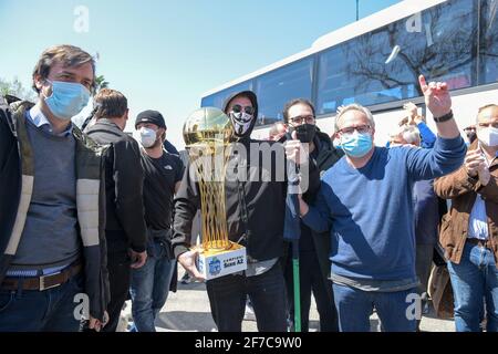 Neapel, Italien. April 2021. Die Napoli Basket GEVI Mannschaft, die von Cervia zurückkehrt, wo sie den italienischen Cup der Serie A2 gewonnen haben. An der bärtigen Schaufel der neapolitanischen Journalisten und Fans, die ihre Favoriten begrüßen möchten. (Foto von Massimo Solimene/Pacific Press/Sipa USA) Quelle: SIPA USA/Alamy Live News Stockfoto