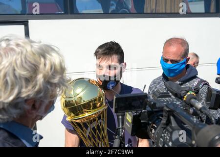 Neapel, Italien. April 2021. Die Napoli Basket GEVI Mannschaft, die von Cervia zurückkehrt, wo sie den italienischen Cup der Serie A2 gewonnen haben. An der bärtigen Schaufel der neapolitanischen Journalisten und Fans, die ihre Favoriten begrüßen möchten. (Foto von Massimo Solimene/Pacific Press/Sipa USA) Quelle: SIPA USA/Alamy Live News Stockfoto