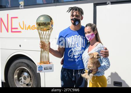 Neapel, Italien. April 2021. Die Napoli Basket GEVI Mannschaft, die von Cervia zurückkehrt, wo sie den italienischen Cup der Serie A2 gewonnen haben. An der bärtigen Schaufel der neapolitanischen Journalisten und Fans, die ihre Favoriten begrüßen möchten. (Foto von Massimo Solimene/Pacific Press/Sipa USA) Quelle: SIPA USA/Alamy Live News Stockfoto