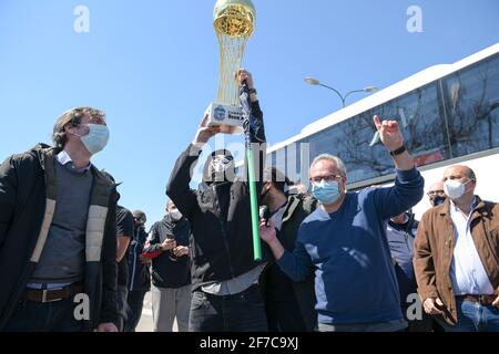 Neapel, Italien. April 2021. Die Napoli Basket GEVI Mannschaft, die von Cervia zurückkehrt, wo sie den italienischen Cup der Serie A2 gewonnen haben. An der bärtigen Schaufel der neapolitanischen Journalisten und Fans, die ihre Favoriten begrüßen möchten. (Foto von Massimo Solimene/Pacific Press/Sipa USA) Quelle: SIPA USA/Alamy Live News Stockfoto