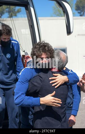 Neapel, Italien. April 2021. Die Napoli Basket GEVI Mannschaft, die von Cervia zurückkehrt, wo sie den italienischen Cup der Serie A2 gewonnen haben. An der bärtigen Schaufel der neapolitanischen Journalisten und Fans, die ihre Favoriten begrüßen möchten. (Foto von Massimo Solimene/Pacific Press/Sipa USA) Quelle: SIPA USA/Alamy Live News Stockfoto