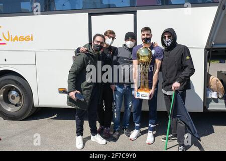 Neapel, Italien. April 2021. Die Napoli Basket GEVI Mannschaft, die von Cervia zurückkehrt, wo sie den italienischen Cup der Serie A2 gewonnen haben. An der bärtigen Schaufel der neapolitanischen Journalisten und Fans, die ihre Favoriten begrüßen möchten. (Foto von Massimo Solimene/Pacific Press/Sipa USA) Quelle: SIPA USA/Alamy Live News Stockfoto