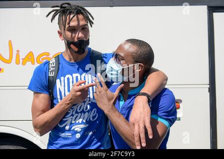 Neapel, Italien. April 2021. Die Napoli Basket GEVI Mannschaft, die von Cervia zurückkehrt, wo sie den italienischen Cup der Serie A2 gewonnen haben. An der bärtigen Schaufel der neapolitanischen Journalisten und Fans, die ihre Favoriten begrüßen möchten. (Foto von Massimo Solimene/Pacific Press/Sipa USA) Quelle: SIPA USA/Alamy Live News Stockfoto