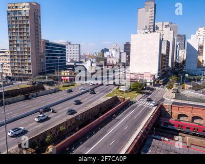 Schöne Luftaufnahme der Skyline von Sao Paulo, Gebäude und Autos auf der Straße an sonnigen Sommertagen. Brasilien. Konzept von Stadt, Stadtbild, Metropole Stockfoto