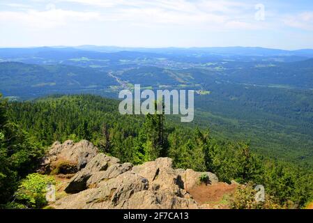 Blick vom Gipfel eines Großen Falkensteins im Nationalpark Bayerischer Wald, Deutschland. Stockfoto