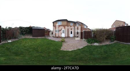 360 Grad Panorama Ansicht von Ein 360-Grad-Panoramafoto mit voller Kugel eines modernen, neu erbauten Hauses, das den Garten auf einer typischen britischen Straße zeigt