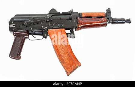 Modernes russisches 5.45 mm Sturmgewehr AKS-74U auf weißem Hintergrund Stockfoto