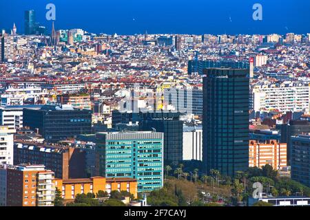Stadtbild. Barcelona, Katalonien, Spanien. Wolkenkratzer, Diagonal, Caixa Bank, Menschenmenge, Gebäude, Stadt, Skyline, Türme, Mapfre, Turm, Hotel Arts, Stockfoto
