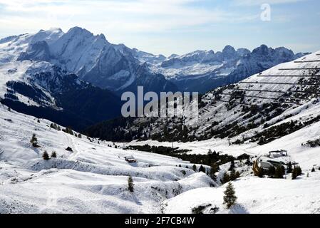 Schöne verschneite Winterlandschaft in den Dolomiten.Blick auf den Berg Marmolada vom Sellajoch. Provinz Trient, Südtirol, Italien. Stockfoto