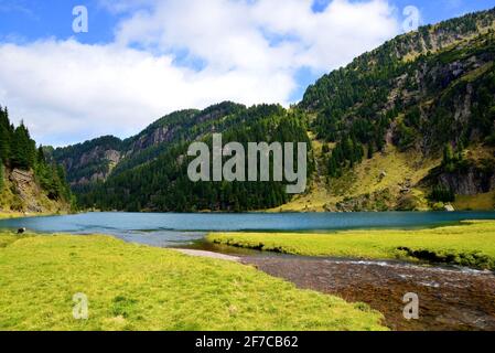 Schöne Berglandschaft mit See. Laqo Lagorai in den Dolomiten, Fleimstal, Südtirol, Italien. Stockfoto