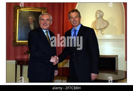 POOL PICTony Blair trifft Bertie Ahern heute in Downing Street 19/1/2004 pic David Sandison POOLPIC Stockfoto