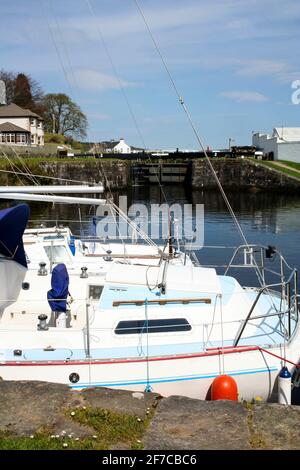 Yachten im Ardrisaig Basin am Crinan Canal, Schottland Stockfoto