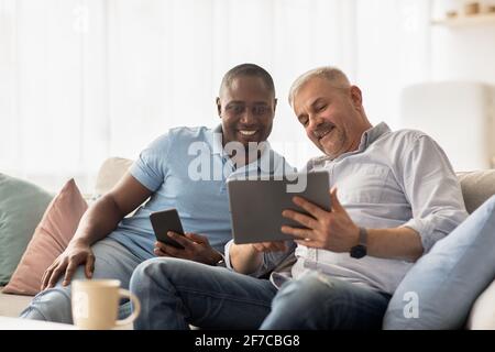 Soziale Netzwerke, Online-Technologie und Besuch bei Freunden Stockfoto