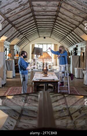 Frühjahrsputz in der Long Gallery in Parham House & Gardens, Elizabethan House and Estate, Parham, West Sussex, South East England, Großbritannien. Stockfoto