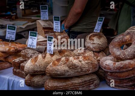 Handwerkliches Sourdough- und Roggenbrot auf dem Borough Market Stand in London Stockfoto