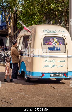 Vintage Coffee Van serviert Lavazza Espresso an Kunden auf der London Street Stockfoto