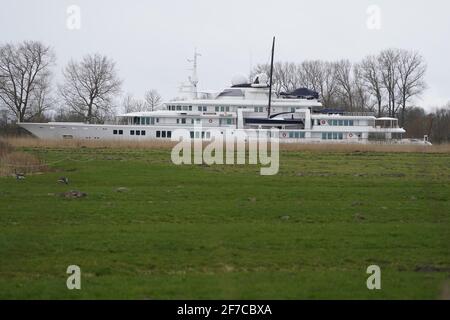 Wewelsfleth, Deutschland. April 2021. Die Luxusyacht 'Tatoosh' ist auf der Peters-Werft auf dem Stör vertäut. Die 92 Meter lange Mega-Yacht gehörte Microsoft-Mitbegründer Paul Allen, der inzwischen verstorben ist. Kredit: Marcus Brandt/dpa/Alamy Live Nachrichten Stockfoto