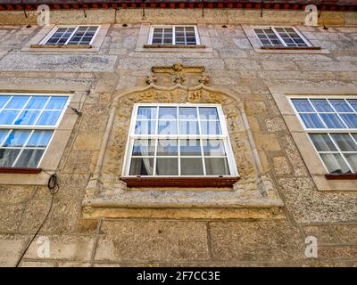 Guarda , Portugal; August 2020: Detail des Fensters eines Herrenhauses in der Stadt Guarda Stockfoto