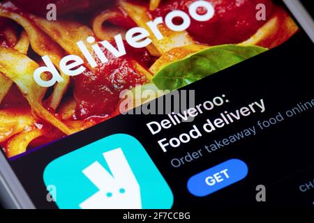 Guilherand-Granges, Frankreich - 08. Februar 2021. Smartphone mit Deliveroo App Logo. Ein Online-Unternehmen für die Lebensmittelzustellung. Stockfoto