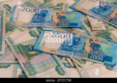 Geld Russische Banknoten im Wert von zweitausend und einem Tausend Rubel.Geld Hintergrund Stockfoto