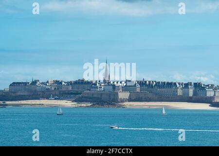 Skyline des historischen Zentrums von Saint-Malo, Frankreich, von Dinard aus gesehen. Stockfoto