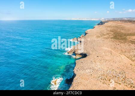 Klippe an der malerischen Küste des Mittelmeers mit türkisfarbenem Wasser, Küste aus einer Höhe Luftaufnahme Stockfoto