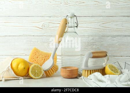 Reinigungskonzept mit umweltfreundlichen Reinigungswerkzeugen vor Holzhintergrund Stockfoto