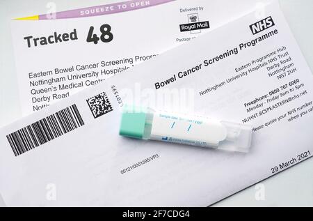 Testkit-Dokumente zum screening von nhs-Darmkrebs Stockfoto