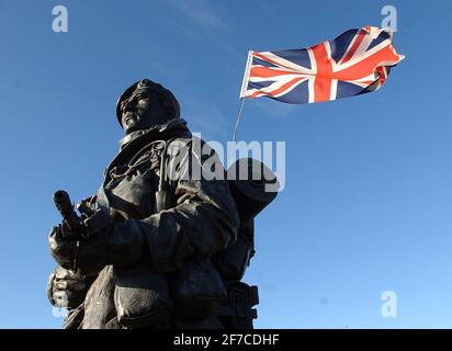 KÖNIGLICHE MARINESTATUE AM EINGANG DES ROYAL MARINE'S MUSEUMS BEI EASTNEY.2003 PIC MIKE WALKER, Stockfoto