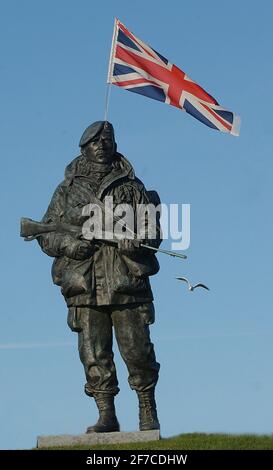 KÖNIGLICHE MARINESTATUE AM EINGANG DES ROYAL MARINE'S MUSEUMS BEI EASTNEY.2003 PIC MIKE WALKER, Stockfoto