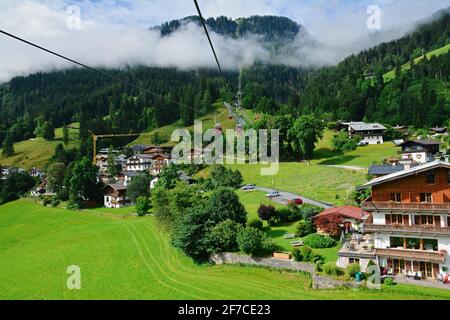 Blick auf die Stadt Kitzbühel von der Seilbahn aus gesehen, die bis zur Skipiste Hahnenkamm fährt, Tirol, Österreich Stockfoto