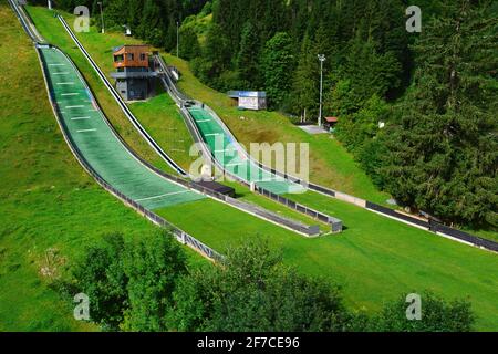 Kitzbühel, Österreich - 28. Juli 2017. Hahnenkamm-Skirennen und die österreichischen Alpen im Sommer, Kitzbühel, Tirol, Österreich. Stockfoto