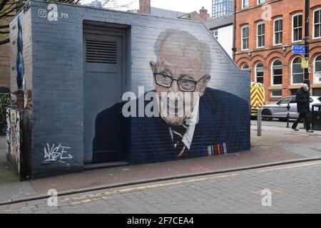 Sir Captain Tom Moore Mural Manchester - der lokale Straßenkünstler Akse-P19 hat den Mural an der Ecke TIB Street und Thomas Street, Captain, gemalt Stockfoto