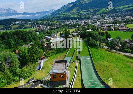 Kitzbühel, Österreich - 28. Juli 2017. Hahnenkamm-Skirennen und die österreichischen Alpen im Sommer, Kitzbühel, Tirol, Österreich. Stockfoto