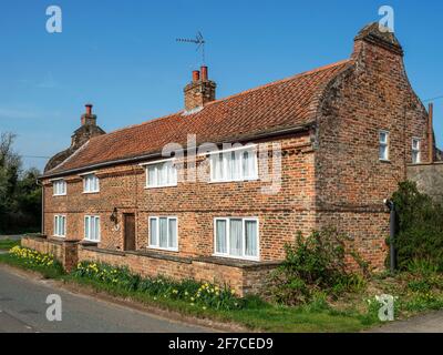 Long Cottage ein denkmalgeschütztes Gebäude mit holländischem Giebel endet in Arkendale in der Nähe von Knaresborough North Yorkshire England Stockfoto