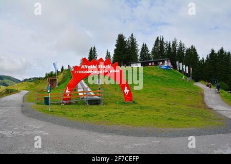 Kitzbühel, Österreich - 28. Juli 2017. Hahnenkamm Skirennen Startpunkt und schöne Aussicht auf die Alpen Berge im Sommer, Kitzbühel, Tirol Österreich. Stockfoto