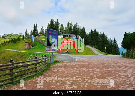 Kitzbühel, Österreich - 28. Juli 2017. Hahnenkamm Skirennen Startpunkt und schöne Aussicht auf die Alpen Berge im Sommer, Kitzbühel, Tirol Österreich. Stockfoto