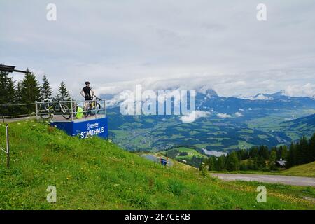 Kitzbühel, Österreich - 28. Juli 2017. Hahnenkamm Skirennen Startpunkt und schöne Aussicht auf die Alpen Berge im Sommer, Kitzbühel, Tirol Österreich. Stockfoto