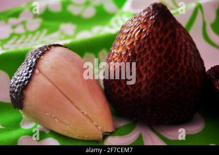 Früchte indonesiens Salak Zalacca oder Salacca zalacca zum Verkauf indonesier auf dem lokalen Supermarkt in Kabupaten Karo Berastagi in Sumatera Stockfoto