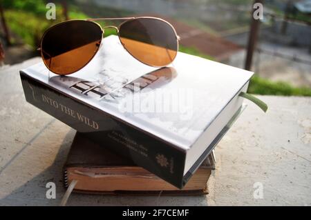 Sonnenbrille mit neuartigen Büchern und Tagebuch-Buch-Erinnerung an Details Zwischen Reise Reisen von Reisenden thai Menschen in Kabupaten Karo Berastagi in Sumatera Ut Stockfoto