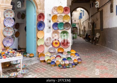 Bemalte Keramik zum Verkauf in der Altstadt von Essaouira, Marokko Stockfoto