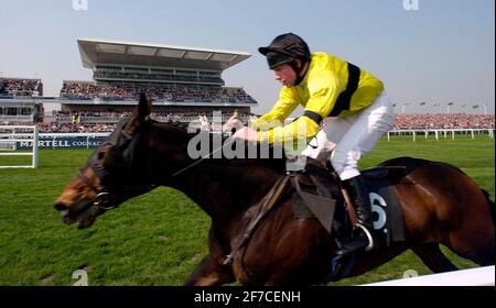 RACING AINTREE 2. TAG 5/5/2002 THE MARTELL V.S. CHASE, CARBURY CROSS KOMMT NACH DEM LETZTEN BILD DAVID ASHDOWN.RACING AINTREE Stockfoto