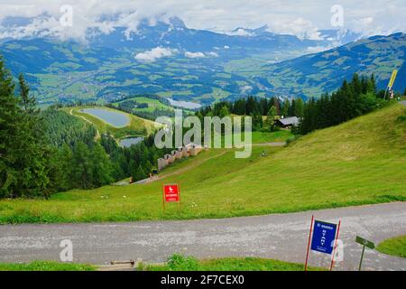 Kitzbühel, Österreich - 28. Juli 2017. Hahnenkamm Skirennen Startpunkt und schöne Aussicht auf die Alpen Berge im Sommer, Kitzbühel, Tirol Österreich. Stockfoto