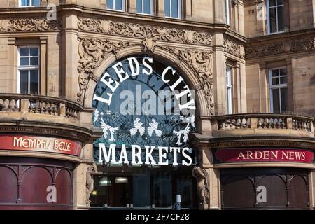 Kunstvolle Steinarbeiten und Schild am Eingang zur Halle 1904 des Kirkgate Market, Leeds, West Yorkshire Stockfoto