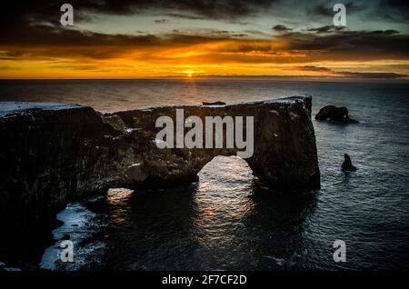 Das Schauspiel des Sonnenaufgangs in Island auf der Felsformation Von Dyrhólaey in der Nähe von Kirkjufjara Beach und Reynisdrangar Stockfoto