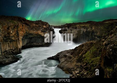 Die Nordlichter tanzen in einer Winternacht in Island über dem Wasserfall Aldeyjarfoss. Stockfoto